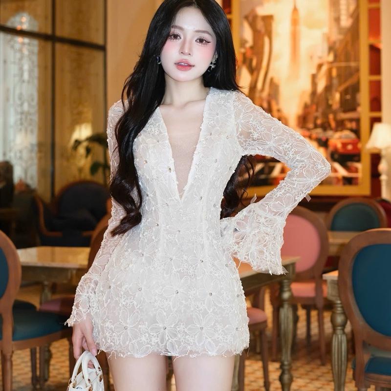 Váy tay dài cổ V phối lưới hoa chỉ đính đá sang chảnh