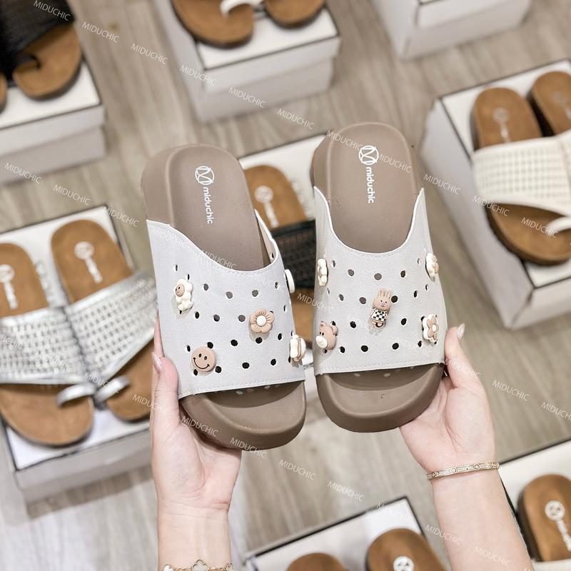 Dép Nữ MIDU BLOOMY Gắn Charm Xinh Xắn, Đế Xuồng Êm Nhẹ 4 Phân 3 Màu
