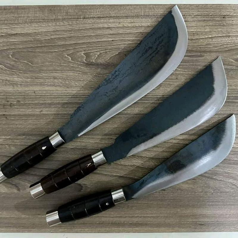 Dao yếm đen làm từ nhíp xe ô tô.