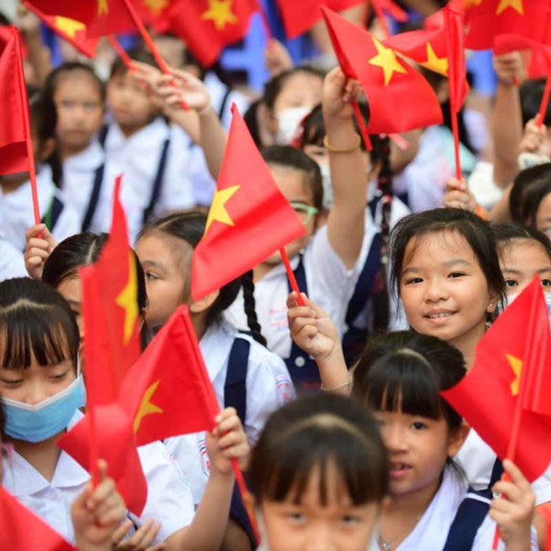 Cờ vẫy cầm tay ngày khai giảng-Cờ vẫy chụp ảnh áo dài,cổ vũ bóng đá,để bàn,trang trí chào mừng 02348 3