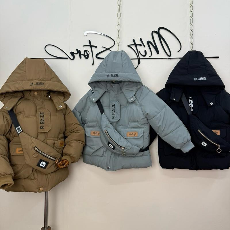 13-45kg + Kèm túi đeo chéo. Áo phao dài tay chất tráng thô mịn 2025 cho bé trai lót lông ấm áp mũ tháo rời có túi hộp 2 bên.