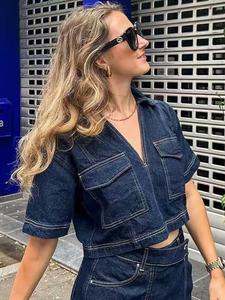 Top de mezclilla corto para mujer, blusas primavera 2026 casuales en azul oscuro y azul claro, camisas de moda para mujeres con cuello en V y manga corta, combinan costuras audaces y funcionalidad con bolsillos grandes.