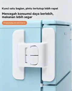 Penahan pintu kulkas anti terbuka otomatis model perekat tanpa lubang, desain ganda pengait menutup rapat sempurna. Menghindari kebocoran udara dingin yang bikin boros listrik, perlindungan aman agar anak tidak sembarangan membuka isi kulkas.