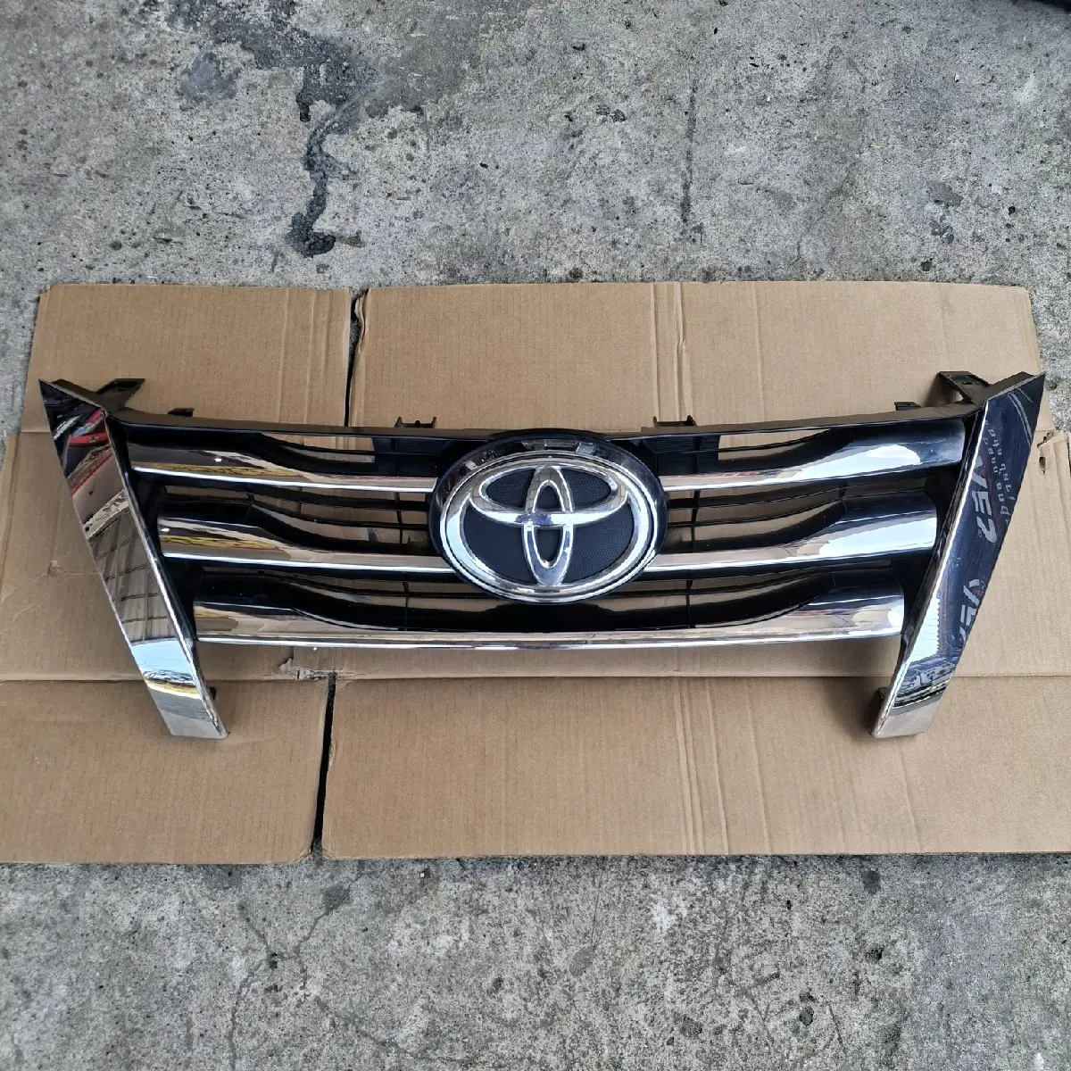 GRILL DEPAN FORTUNER VRZ UP 2016 2017 2018 2019 2020 ORIGINAL COPOTOAN Car