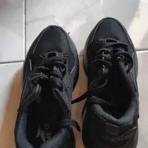 Sepatu Olahraga Tennis Pria Wanita Model Terbaru Desain Nyaman Tahan Lama Cocok untuk Aktivitas Olahraga Sehari-hari Sepatu Pria Wanita