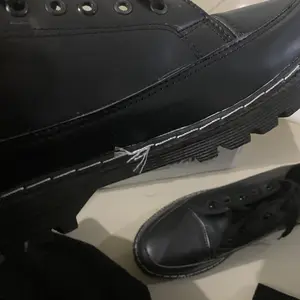 Sepatu Kasual Pria Bahan Sintetis Premium Ketzo Max pria sepatu pria Kerja Sepatu Hak Pantofel Shoes  Promo Ramadhan Ramadhan Extra Seru Hitam docmart oxford