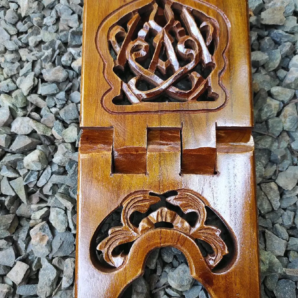 Rekal Motif Iqro Mahoni Ringan Awet Dan Mudah Digunakan Dengan Desain Elegan Dan Detail Ukiran