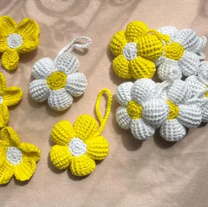 gantungan kunci bunga rajut daisy tunisian