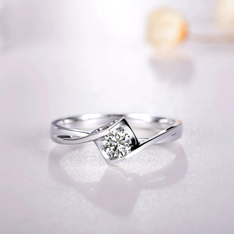 Nhẫn đính đá thiết kế đơn giản, nhẹ nhàng cho nữ