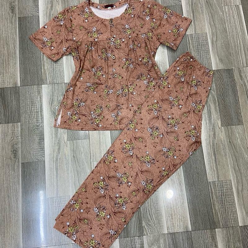  Tay ngắn số 5 từ 56-64 cho người già. Trẻ dưới 55 tuổi từ 68-75Kg Vòng 1 áo là 108cm. Dài quần 88-90cm. Chất vải thun lạnh mềm mịn mát chất vừa mặc ko mỏng lộ. áo có 2 túi dún ngực xẻ tà 2 bên 