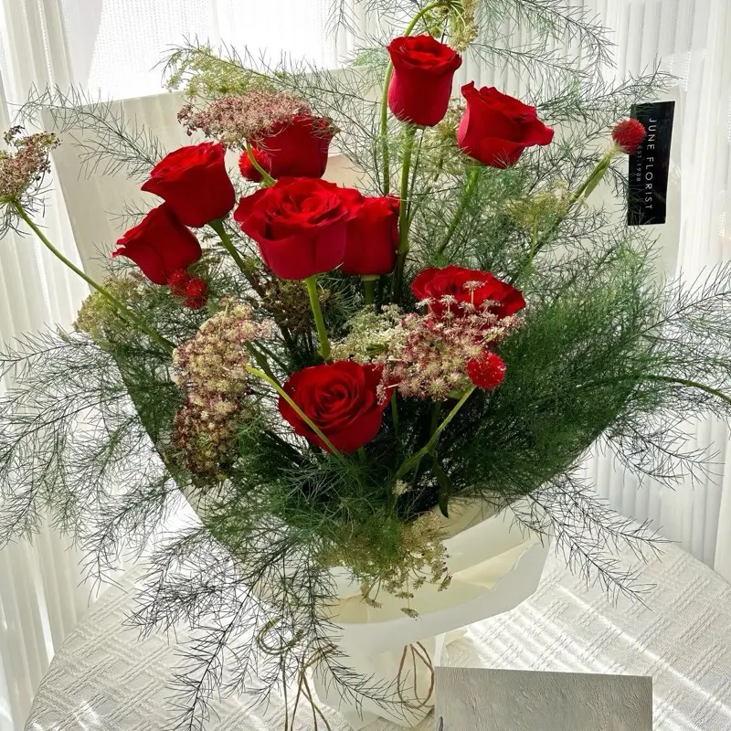 JUNE FLORIST HAND BOUQUET RED ROSES 01