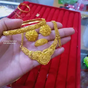 Set Jodha Matahari Set Perhiasan Kuningan Rante Titanium Gelang 6cm dengan Bukaaan Samping Keawetan Tergantung Pemakaian