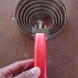 Sisir Bulu Sapi Stainless Steel 6 Lingkaran untuk Pembersih dan Perapih Bulu Ternak Pegangan Merah Panjang Sekitar 26 cm