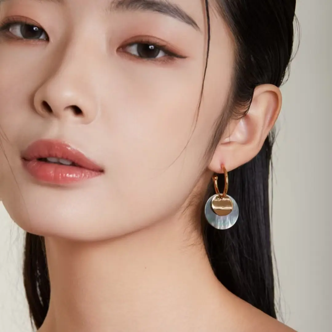S925 Sterling Silver Vintage Gold-Plated Grey Shell Earrings,Simple,Stylish,and Versatile. shining  jewelry