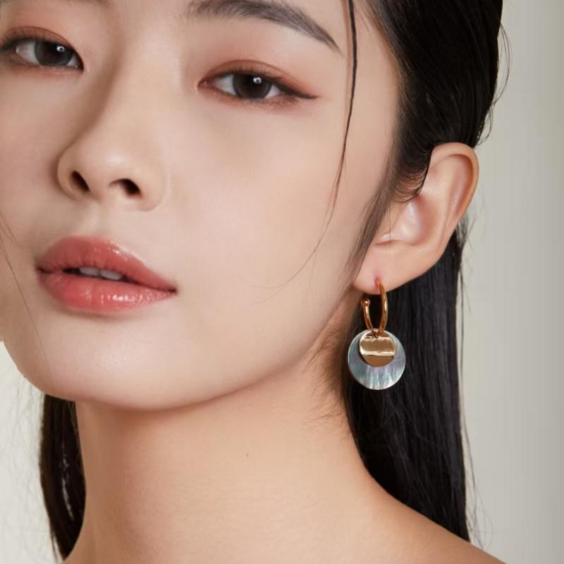 S925 Sterling Silver Vintage Gold-Plated Grey Shell Earrings,Simple,Stylish,and Versatile. shining  jewelry 0