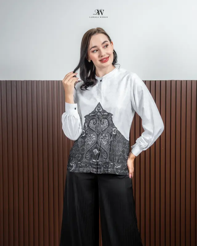 Laskala Woman Rafa Blouse Batik Putih Lengan Panjang 0
