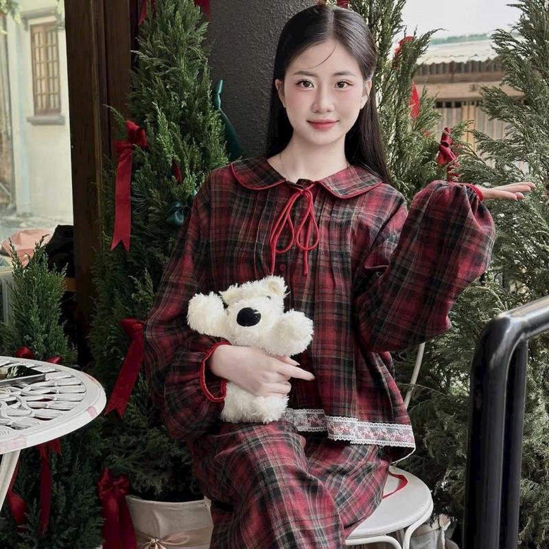 Bộ Hót 2025 Vải Dạ đỏ hót Áo cổ sen buộc nơ Xinh có viền ren Trắng đẹp Quần ống xuông dễ mặc dành cho Nữ 42- 58kg