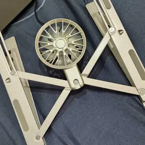 Rak laptop lipat aluminium 18 inci dengan fungsi pendinginan, dapat dilipat dan sudutnya dapat disesuaikan: cocok untuk pelajar dan pekerja jarak jauh yang bekerja dari rumah — memiliki kapasitas beban yang kuat dan dilengkapi dengan sistem pendinginan.