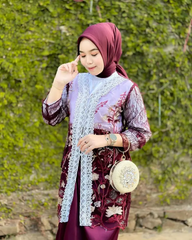 One Set Wanita Kekinian Airis Tulle Gardenia Warna Mix Renda Full Chantily Halus Setelan Inner Outer Rok Cewek Kebaya-Wisuda Modern Outfit Kondangan Wanita Terbaru Atasan Baju Panjang Muslim Putih Variasi Rempel Bawahan Lilit Jilbab Gamis 0