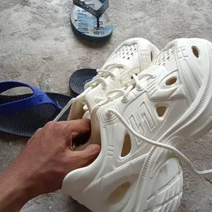 Sepatu Olahraga Pria dan Wanita 34-45 Kets Luar Ruangan Bahan Karet EVA Elastis Empuk Antislip