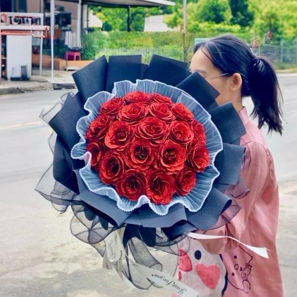 Bó Hoa Hồng Nhũ Kim Tuyến 18 Bông Siêu To Gói Giấy Đen Cao Cấp