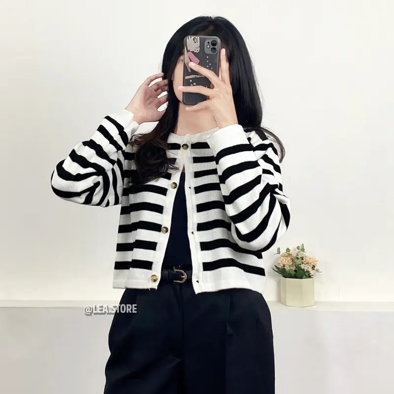 Moura Setrip Cardigan Kancing Sweater Rajut Wanita 0
