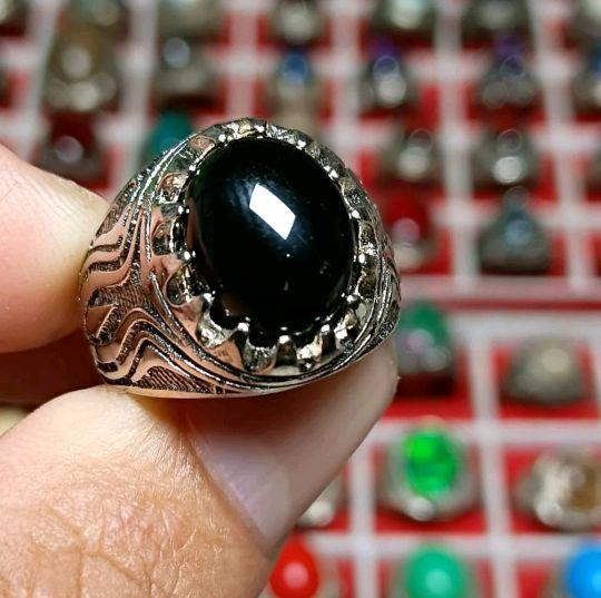 Cincin Batu Yaman Wulung Ukuran: Cincin ini memiliki dimensi 12mm Cincin Batu Yaman Wulung Ukuran: Cincin ini memiliki dimensi 12mm