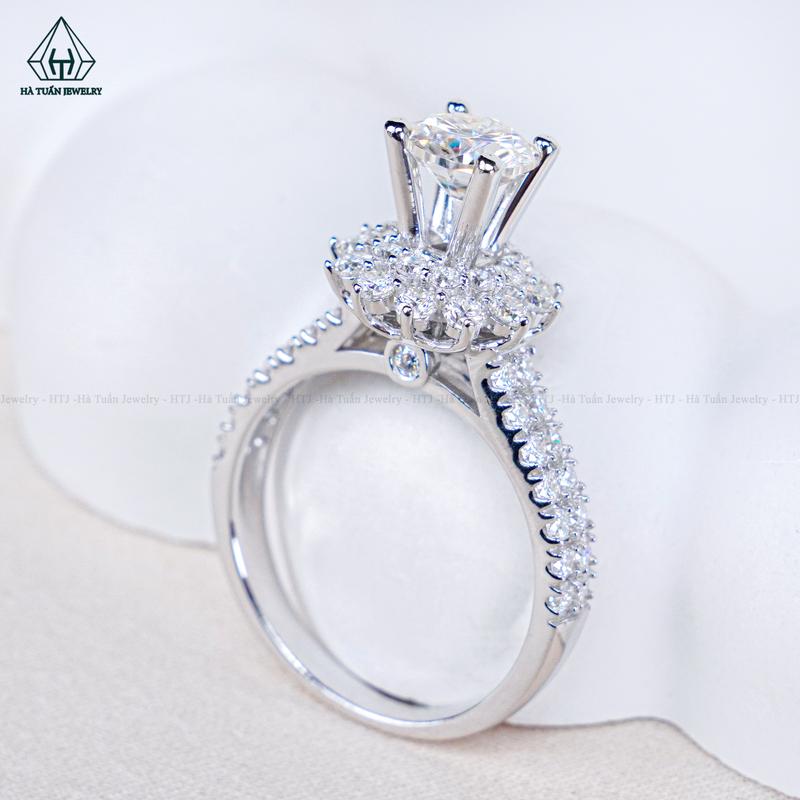  Hà Tuấn Jewelry  Nhẫn Nữ Bạc 925 Xi Kim FULL MOISSANITE Viên Chủ 6.3mm RX235 