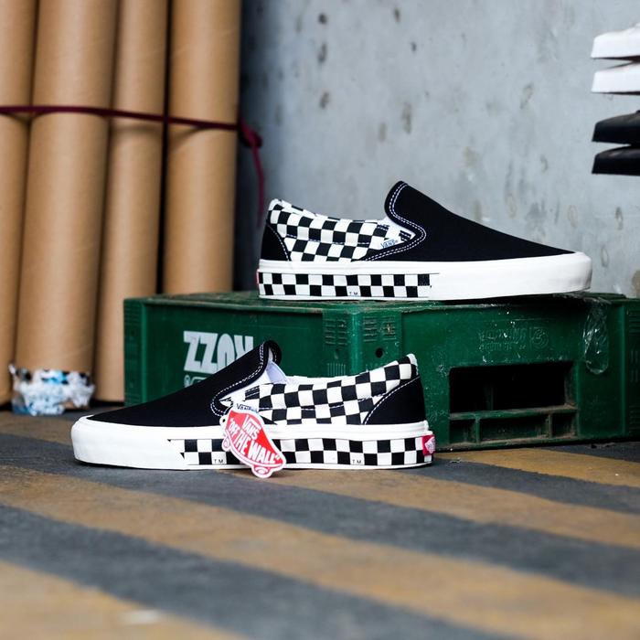 Gambar Vans Slip On Side Wall Checkerboard Black White dari SNEAKERSKUY SPORTS & APPARELS Kab. Gianyar Tokopedia