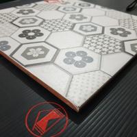 Gambar keramik lantai motif kasar ASIA TILE 25x25 Ruby Grey abu hexagonal dari Aneka Sarana Graha Kota Administrasi Jakarta Utara 3 Tokopedia