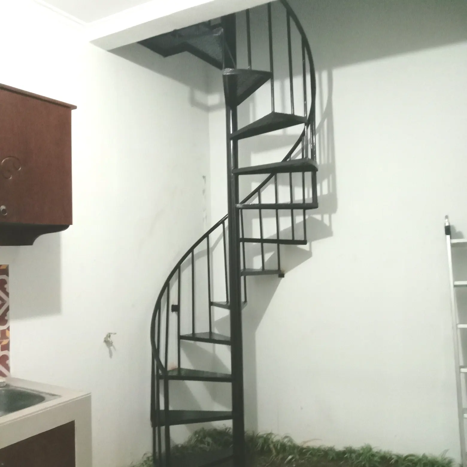 tangga putar minimalis modern indoor