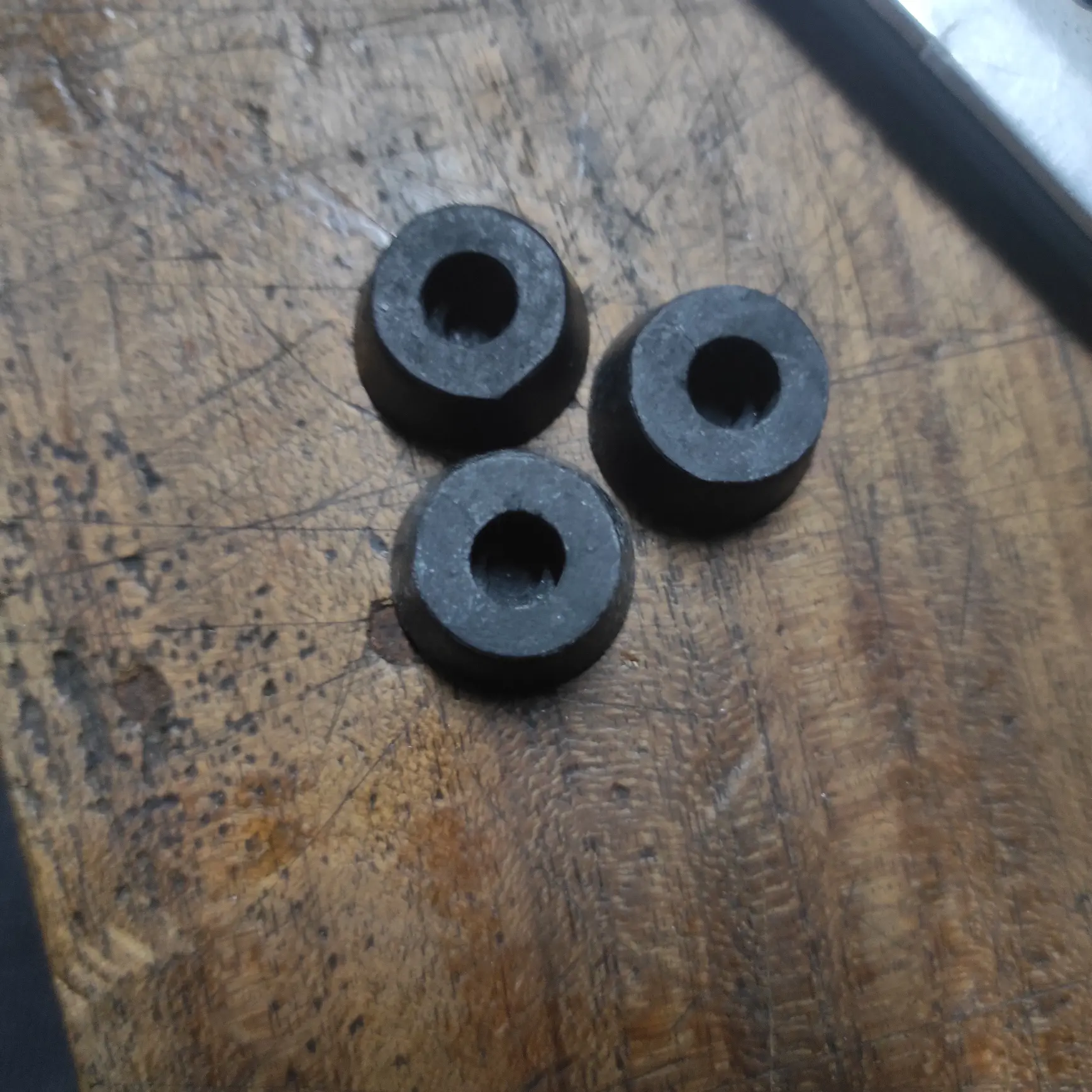 karet kaki kursi bulat hitam model pemasangan dengan skrup ukuran S