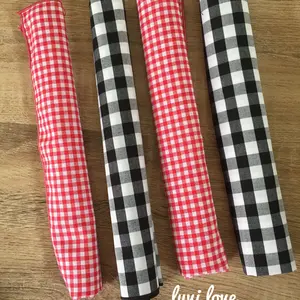 Napkin kotak atau napkin piknik hitam dan merah