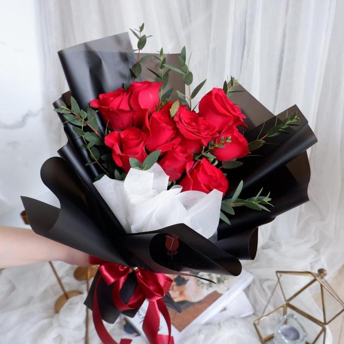 Gambar Bouquet Flowers Black Amora (Buket Bunga Valentine) 10 Rose Merah dari sevenrosecoid Kota Administrasi Jakarta Barat Tokopedia