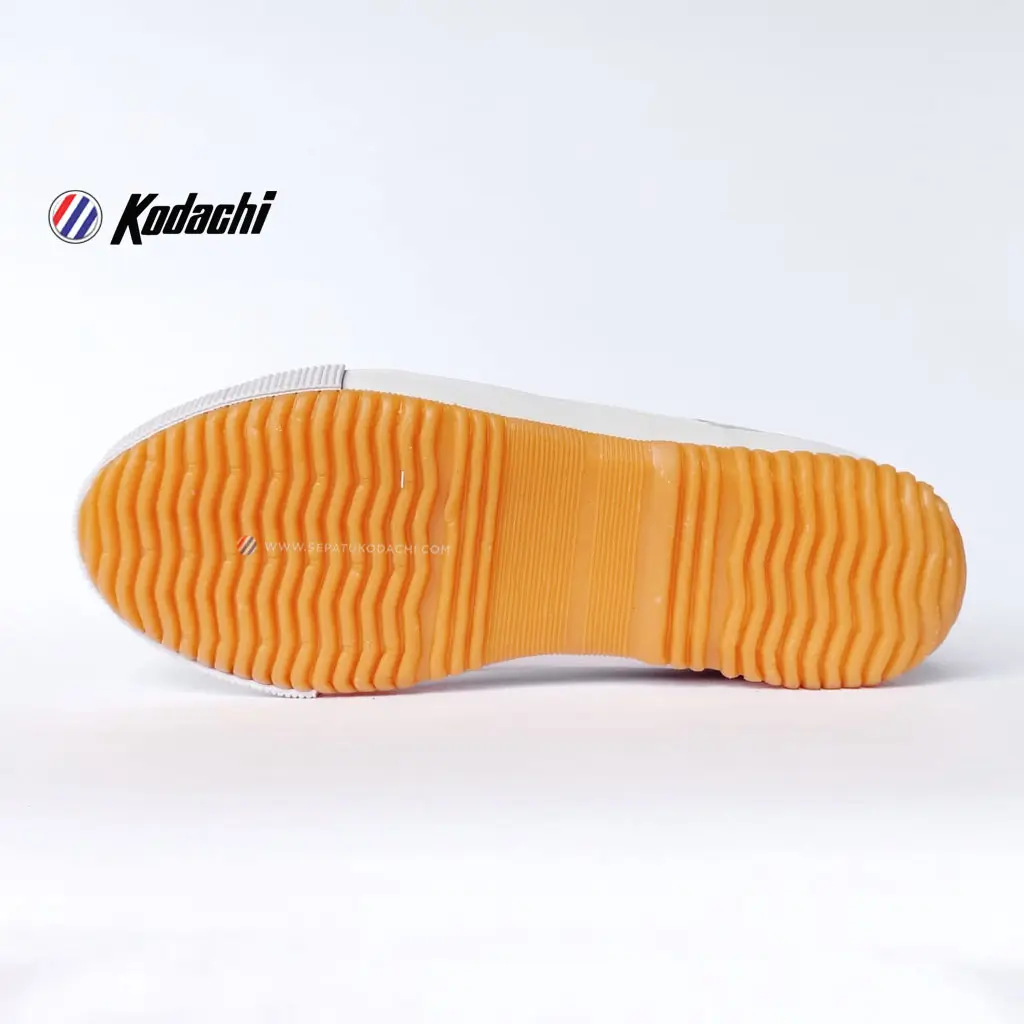Sepatu Kodachi 8111 + Kaos kaki Old School - Paket MZ3