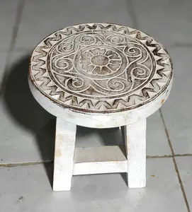 Kursi anak anak terbuat dari kayu albesia diukir manual