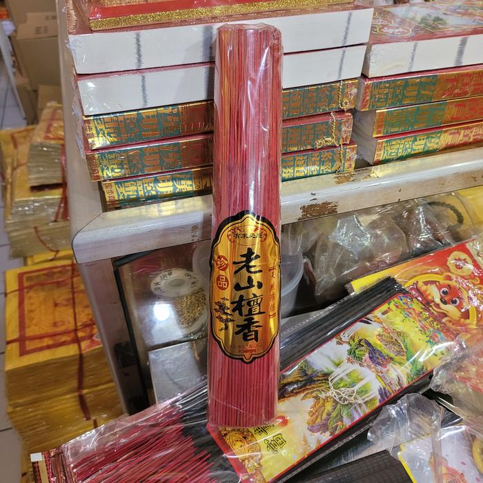 Gambar Hio Dupa Cendana Alami Lao Shan Tan Xiang 32 cm Merah dari Tiga Raja Buddhist Shop Kota Administrasi Jakarta Barat Tokopedia