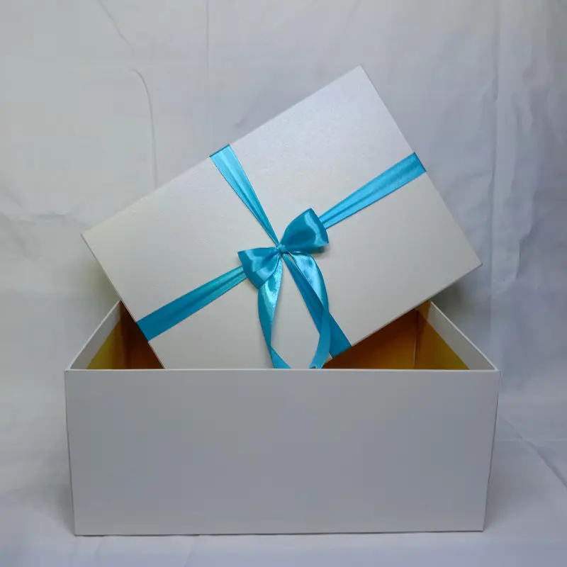 Kotak hadiah / Kotak box / Kotak kado / 35x25x15 cm / Berpita 4