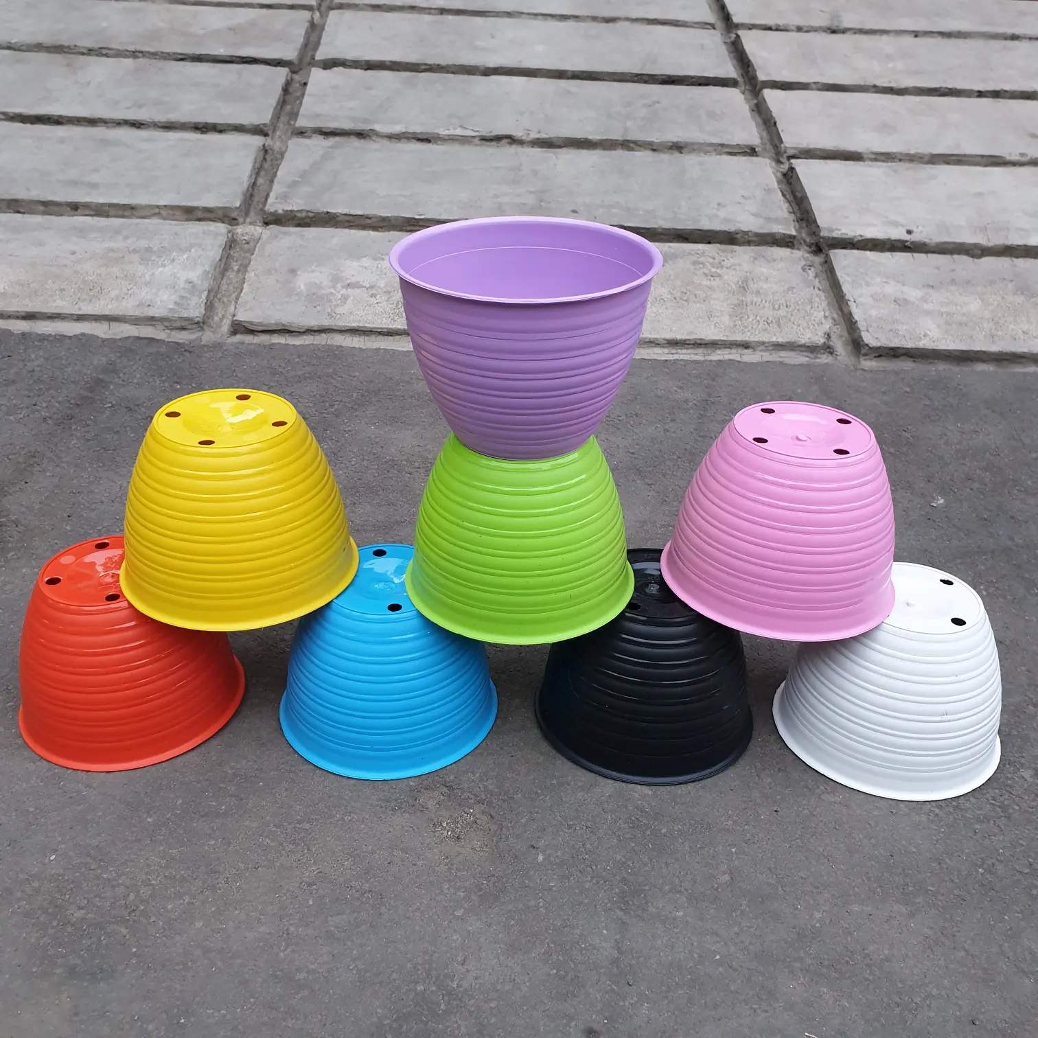 Pot bunga model tawon putih ukuran 15cm