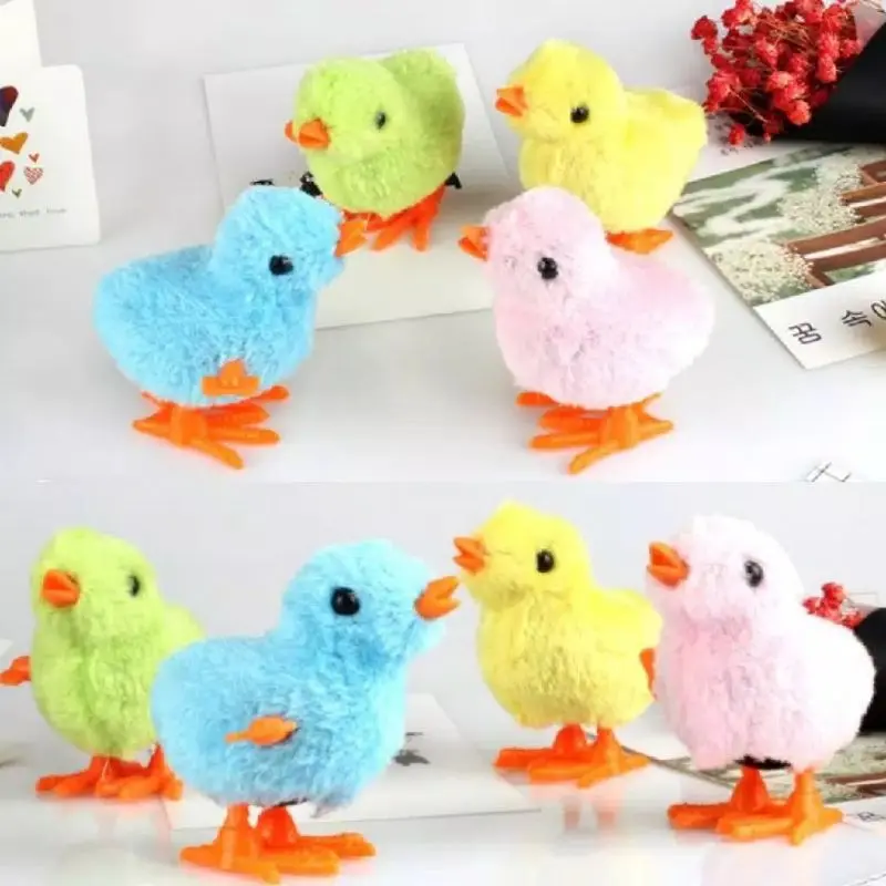 Mainan anak ayam bergerak saat diputar