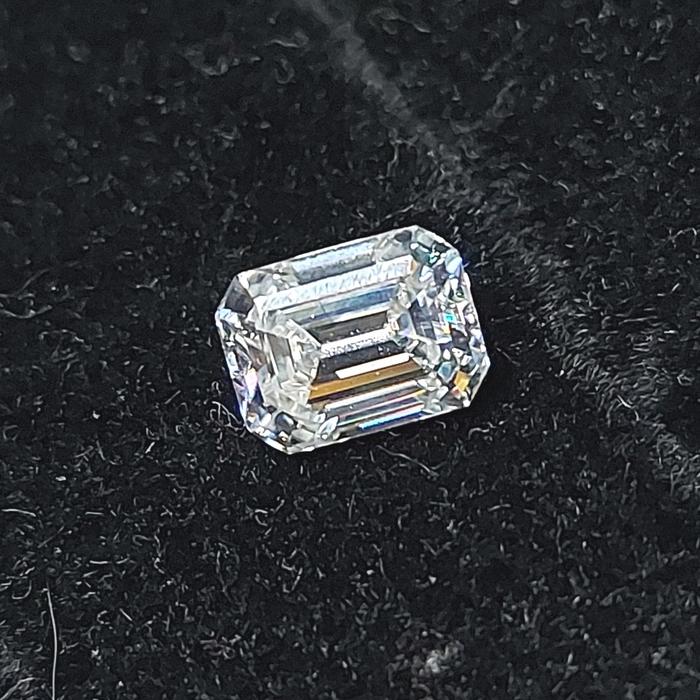 Gambar Moissanite Emerald Cut D VVS1 5x7mm. GRA Certified - 3x5mm. no Cert dari HeavenlyNirwana Kab. Tangerang 2 Tokopedia