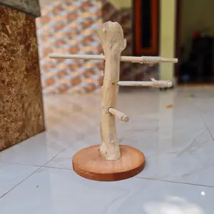 Stand tangkringan kayu untuk burung