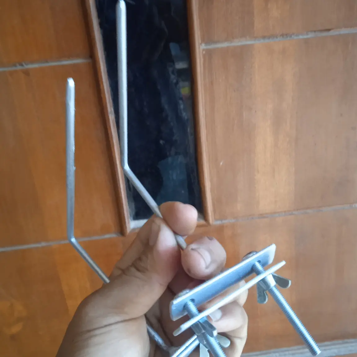 Tusukan jagung model Jepit untuk kandang