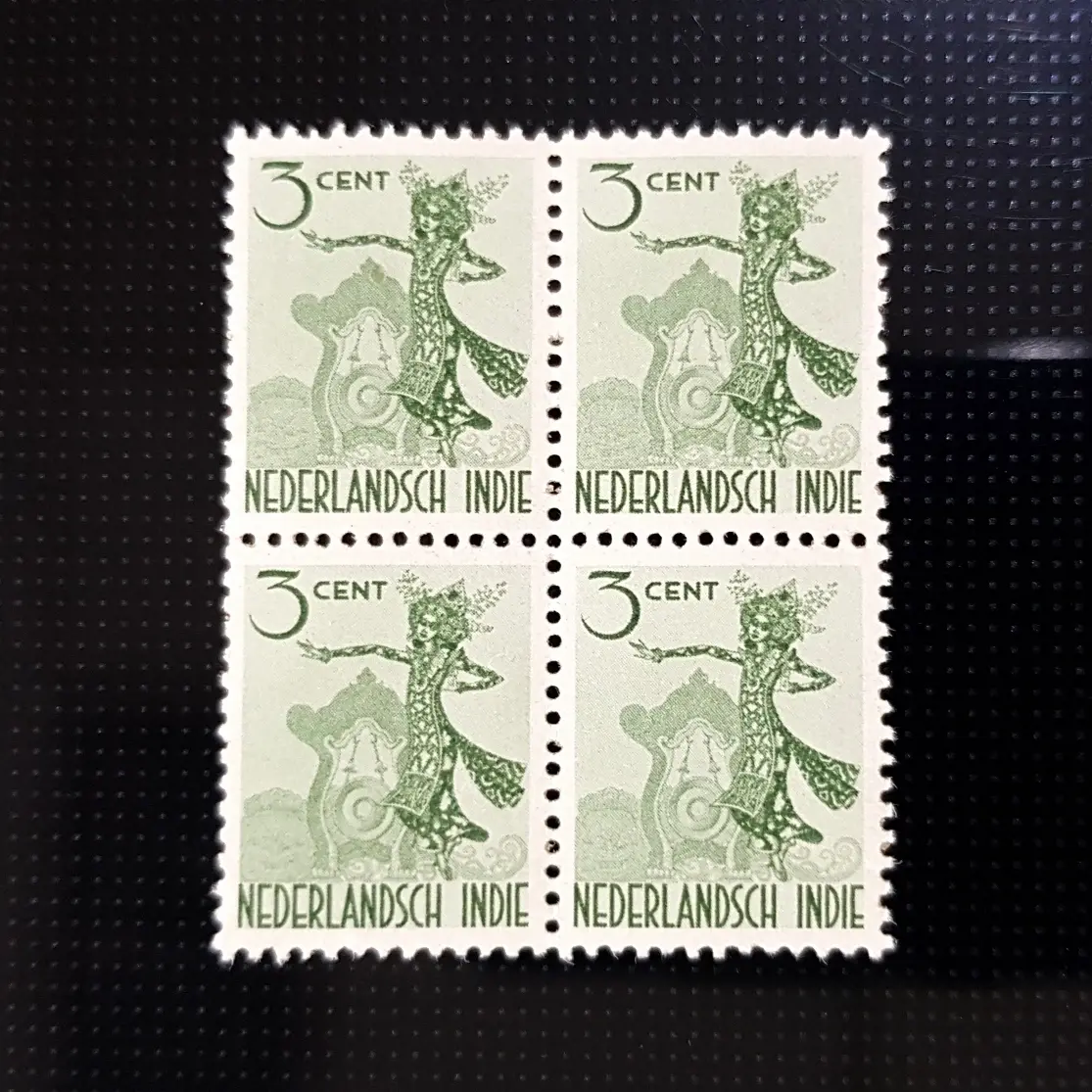 Perangko/Prangko Indonesia-Ned Indie 1945 Tarian Daerah 3 cent Blok 4