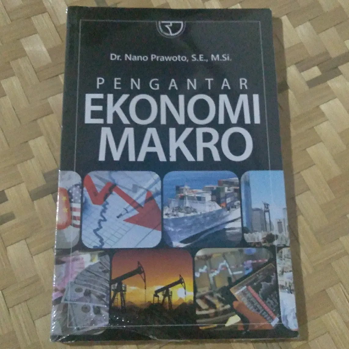 Buku Pengantar Ekonomi Makro Nano Prawoto