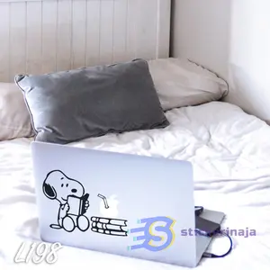 Sticker Cutting Vinyl ’Snoopy Reading’ untuk Laptop & Handphone