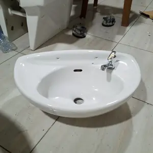 wastafel cuci tangan gantung model toto
