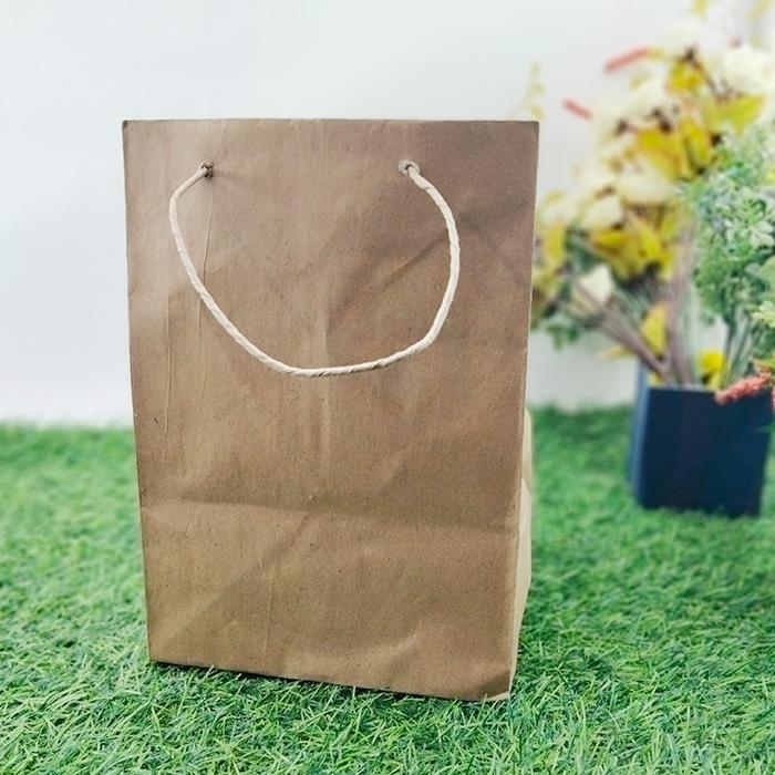 Gambar Tas Belanja bahan Kraft ringan motif polos hadiah 17,5 x 16,5 x 25 dari Rahmah Tas Kertas dan Kemasan Kab. Sleman Tokopedia
