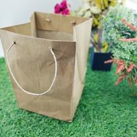 Gambar Tas Belanja bahan Kraft ringan motif polos hadiah 17,5 x 16,5 x 25 dari Rahmah Tas Kertas dan Kemasan Kab. Sleman 4 Tokopedia