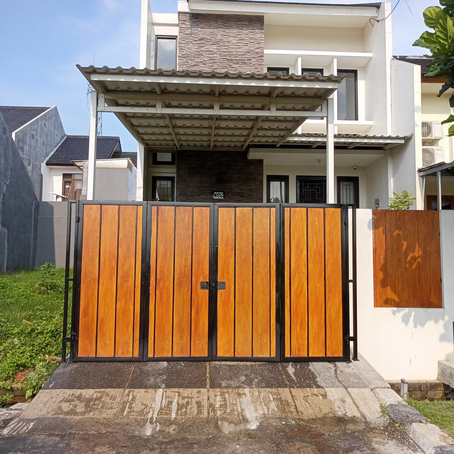 pintu pagar lipat motif woodplank serat kayu